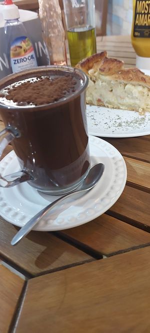 Chocolate quente e torta de palmito at Pop Art Cafe in Foz Do Iguacu