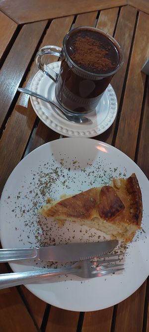 Chocolate quente e torta de palmito at Pop Art Cafe in Foz Do Iguacu