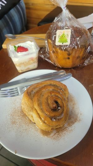 Cinnamon roll, Strawberry cream crumble at Pop Art Cafe in Foz Do Iguacu