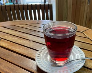 Chá quente de hibisco num dia frio em Foz  at Pop Art Cafe in Foz Do Iguacu