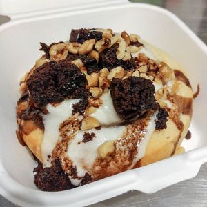 Build Your Own roll at Cinnaholic in Los Angeles