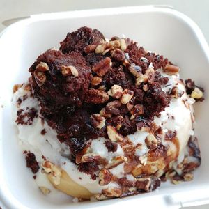 Build Your Own 😍 at Cinnaholic in Los Angeles