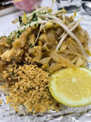Fideos con cilantro, cacahuete, tofu, heura y brotes de soja. at Prick Thai in Cambrils