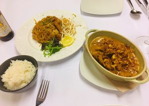 Pad Thai Kung Heüra y Kaeng Massaman Heüra at Prick Thai in Cambrils