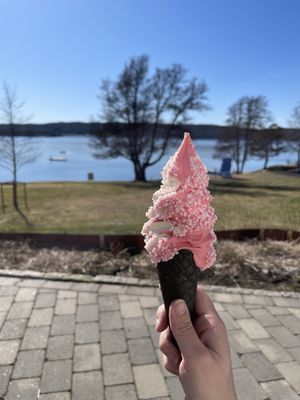 Soft ice cream, their specialty flavor with vanilla and raspberry, strawberry sprinkles 🤩💚  at Palma Kiosk & Kaffebar in Sarpsborg