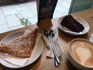 tibits bankside Apfeltasche, Schoko-Birnen-Kuchen, Cappucino mit hafermilch at Tibits in South East London