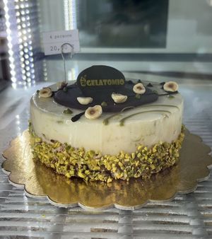 Deze geweldige vegan ijstaart met zijn 2en over 2 dagen gegeten. Dag 1, de eerste helft. De andere helft mocht in de vriezer van Gelato Mio blijven staan😍 en dag 2 de andere hel at Gelato Mio in Arco