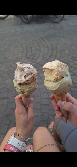 Links Vegan🌱,  rechts Normal - beides mega lecker!
(Das normale nur von meinem Freund getestet😉) at Gelato Mio in Arco