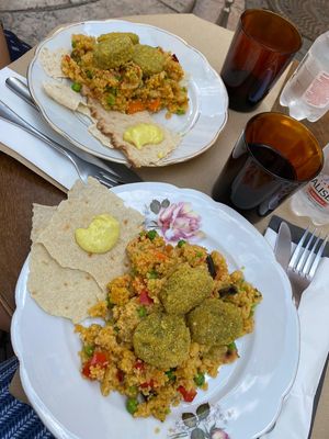 falafel su cous cous di verdure con mayo vegana, piaciuto moltissimo anche alla mia amica onnivora!  at La Vie En Rose in Trento