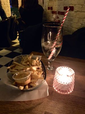 Fries with ketchup mayo and pear cider   at Göteburgare Vegan in Gothenburg