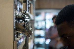 Café équitable et service chaleureux at Chez Robin in Verdun