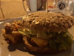 Burger mit Kartoffeln at Simbiosis in Ibiza