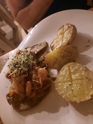 Seitan fig/onion & peach w. potato at Simbiosis in Ibiza