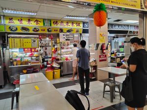 Queue for good food at Yi Sheng 益生素食 - East Coast in East Singapore