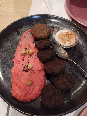 Falafel com puré de grão de bico e molho de maionese at Ohana By Naz in Lisbon