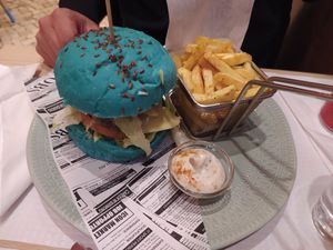 Hambúrguer com batata frita at Ohana By Naz in Lisbon