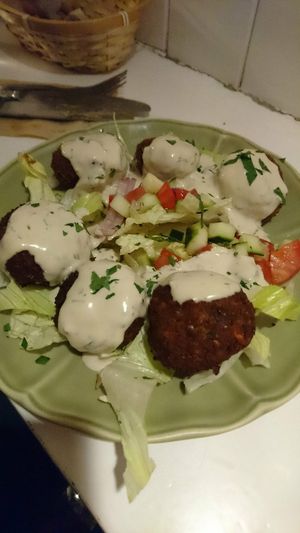 4.40€ Falafel red and green with tahini sauce (yogurt sauce is not vegan) at Pitacasso in Sevilla
