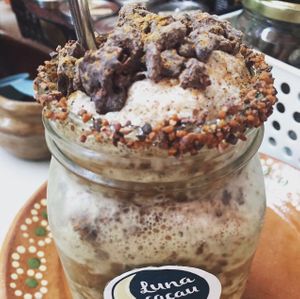 Cacao Frappe 
Con Topping de Cacao Nibs cubiertos de pasta de cacao Semi amarga by Luna Cacau!  at Casa Cacau in Ajijic