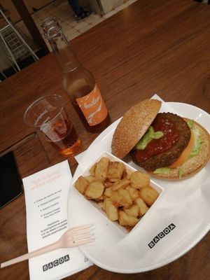 Hamburguesa vegana, patatas rusticas y ice-tea de melocotón at Bacoa - Universitat in Barcelona