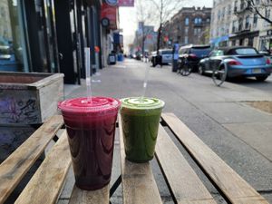 outside seating at Veggies in Brooklyn