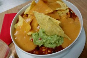 Cheesy nacho bowl with guacamole on chili sin carne at Fair Liebt in Wiesbaden