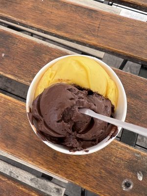 Mango et sorbet chocolat 75%  at Geladaria Veneza in Quarteira