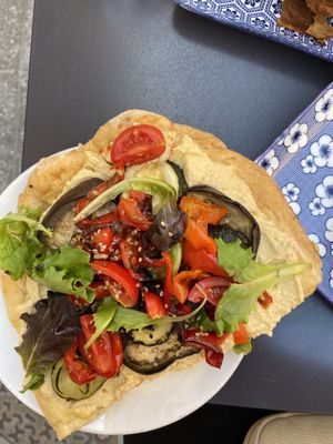 Vegane „Pizza“ mit Hummus und Grillgemüse  at Coccodi il Dolce e il Salato in Cagliari