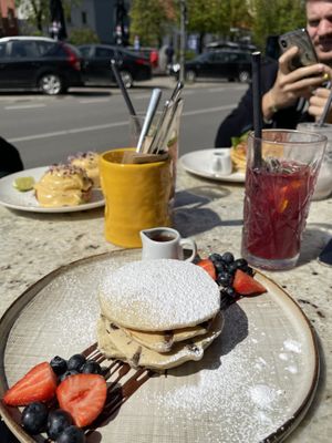 Die im Fokus stehende Pancakes sind komplett vegan, der Rest nicht !   at Holy Donut - Vokiečių in Vilnius