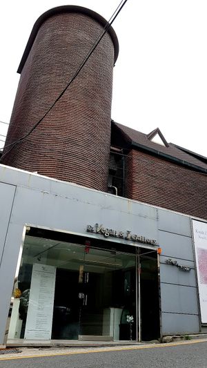 Exterior of location - street view at Dr. Vegan 닥터비건 in Seoul