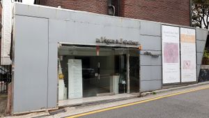 Exterior of location - street view at Dr. Vegan 닥터비건 in Seoul