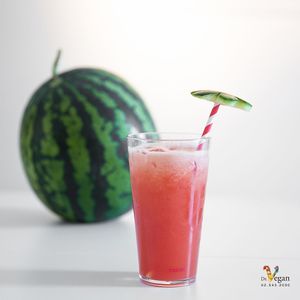 Cool watermelon juice!!
Watermelon is a salty fruit that helps your kidney bladder stay healthy. at Dr. Vegan 닥터비건 in Seoul