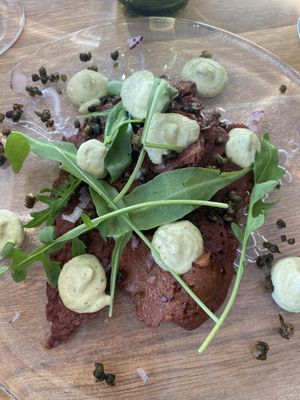 Seitanpastrami: punaviinimarinoitua seitania, kikherne-manteli “tonnatoa” ja rapeita kapriksia   at Ravintola Kuori in Turku