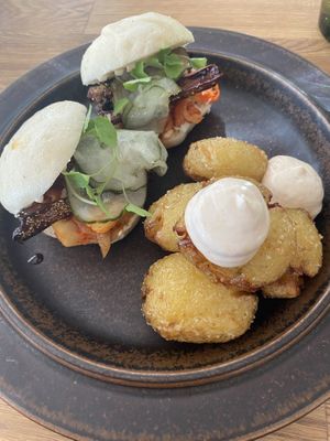 The Bao Bun: marinoitua ja paneroitua portobellosientä, kimchiä, mummonkurkkua, valkosipulimajoneesia sekä korean minttua  at Ravintola Kuori in Turku