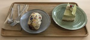 Banana bread (not worthy because tasteless...) and raw kiwi cheesecake (perfect)  at Alive in Geneva