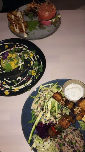 Hamburger, gaufres salés et brochette de tempeh   at Alive in Geneva