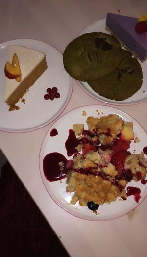 Gâteau aux carottes, cookies macha, cheescake aux fruits et crumbles   at Alive in Geneva