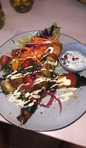 Brochette de tempeh avec une salade   at Alive in Geneva