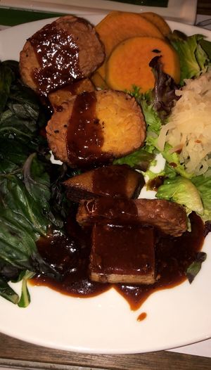 Tempeh et salade   at Alive in Geneva