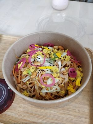 Pad thai salad at Alive in Geneva