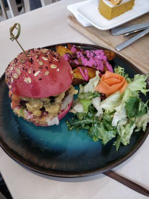 Burger and wedges at Alive in Geneva