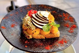 Tartine - houmous de patate douce, graines germées, légumes de saison, pain sans gluten at Alive in Geneva