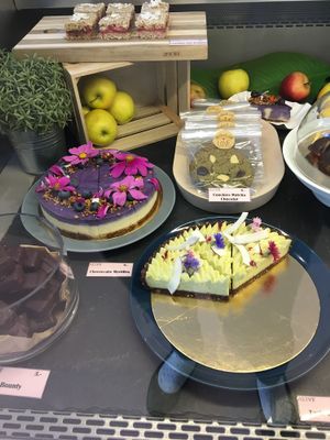 Cheese cake and lemon tarte with flowers at Alive in Geneva