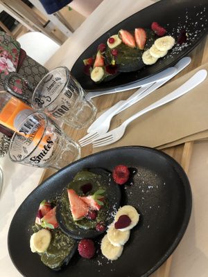 Pancakes charbon et matchatella at Alive in Geneva