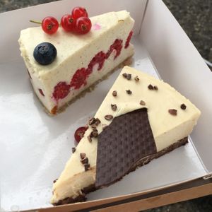 vegan cheesecakes:  raspberry and chocolate at Alive in Geneva