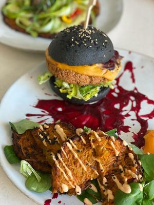 Burger Charbon actif at Alive in Geneva