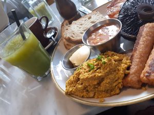 Vegan breakfast and revive juice. at Greasy Spoon - Hagagatan in Stockholm