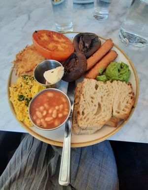 Vegan full English breakfast at Greasy Spoon - Hagagatan in Stockholm