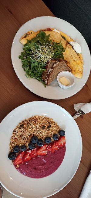 Granola i omlet at Jaglana in Poznan