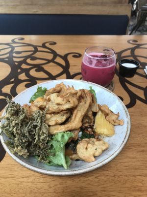 Ceviche con un poco de crocante. RICO! La bebida es lo más impresionante de todo. Tuna (una planta de color rojo) hizo la experiencia completa.  at Veda Restaurante in Miraflores