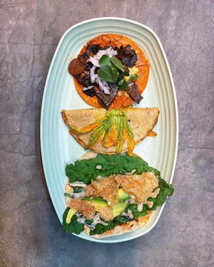 Image source: @malportaco on IG. Panza, Flor enchilando, Taco placero at Malportaco in Mexico City